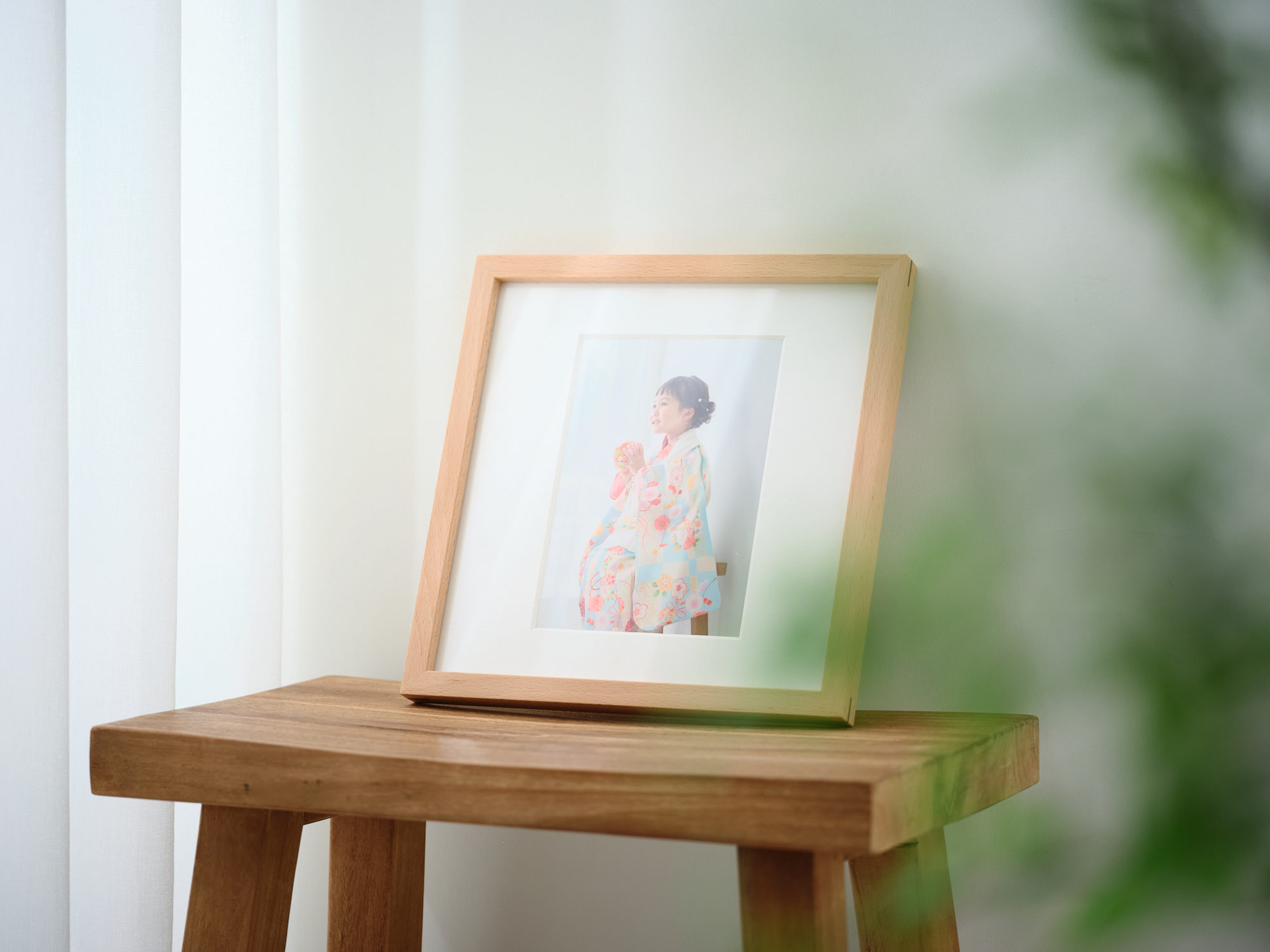 hirakushashinフォトフレーム(ビーチ)、立てかけた使用イメージ