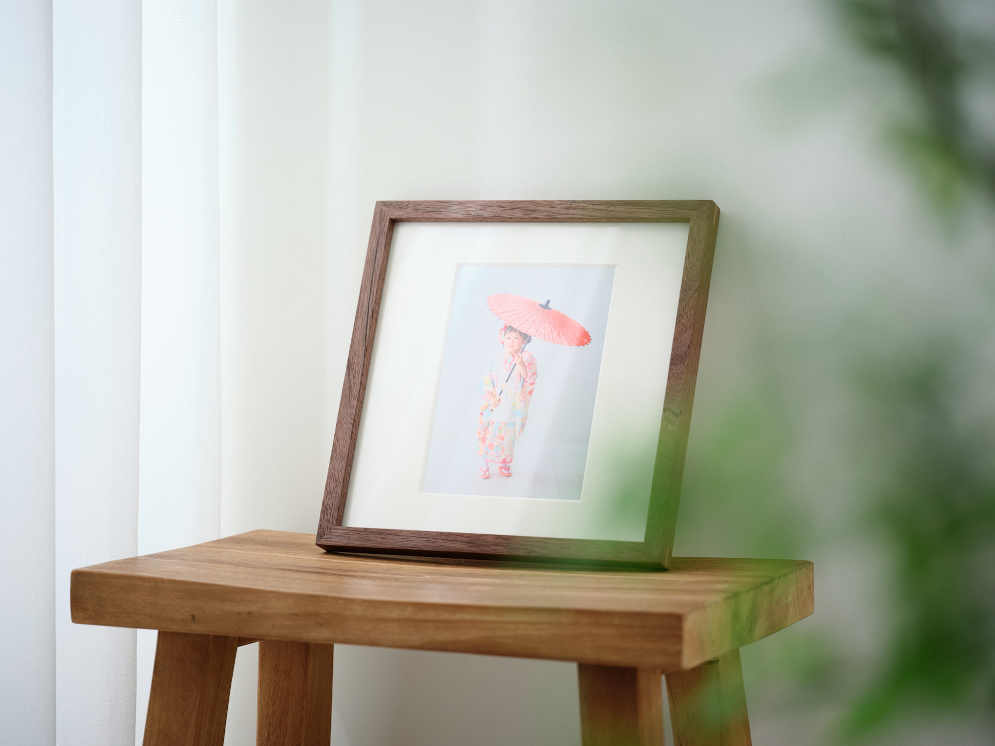 hirakushashinフォトフレーム(ウォールナット)、立てかけた使用イメージ