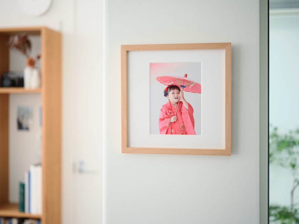 hirakushashinフォトフレーム（ビーチ）を壁に飾った使用イメージ