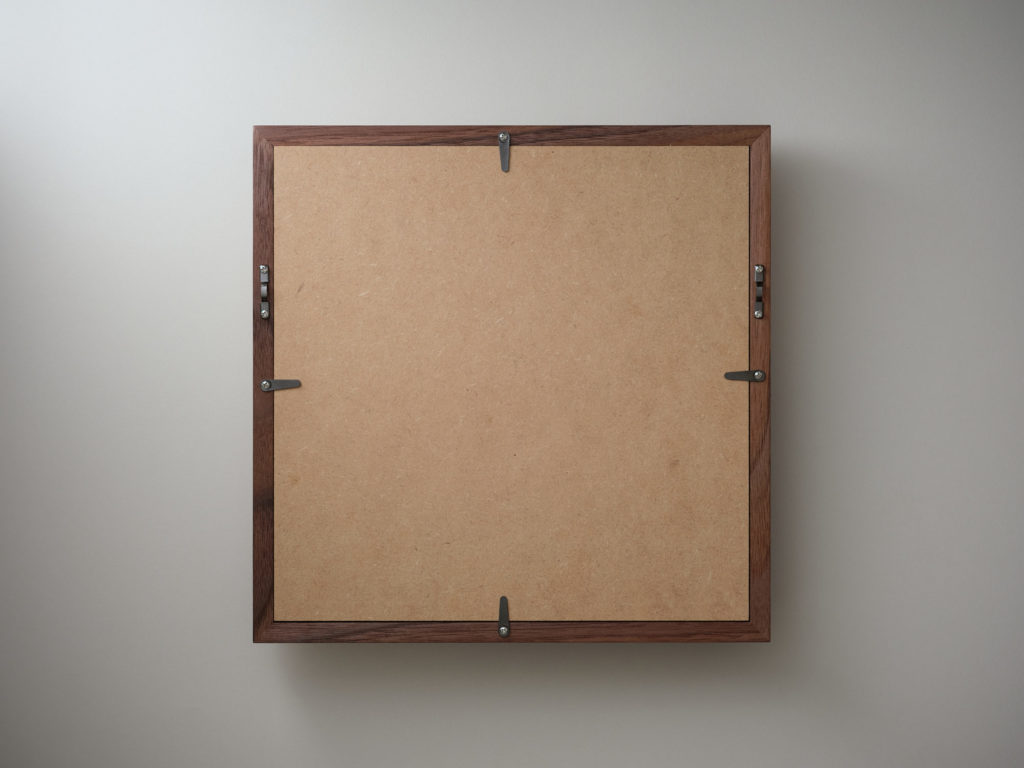 フォトフレームの背面、壁掛け金具の取り付け部分