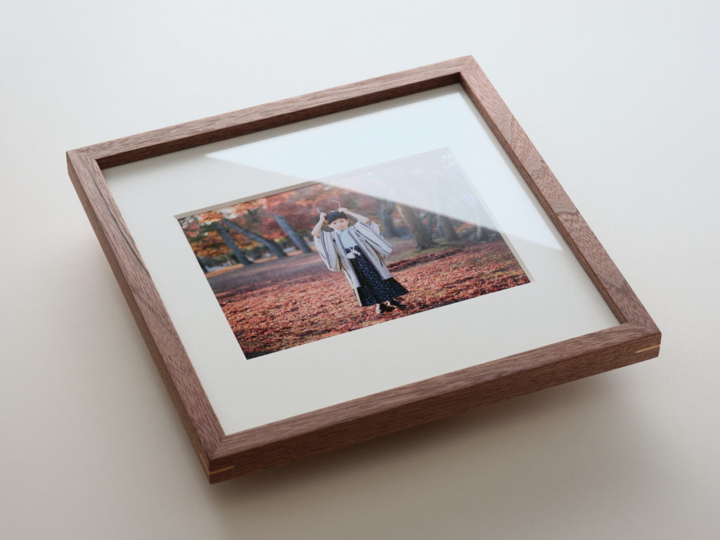 ウォールナットのフォトフレーム、斜め前からの全体カット