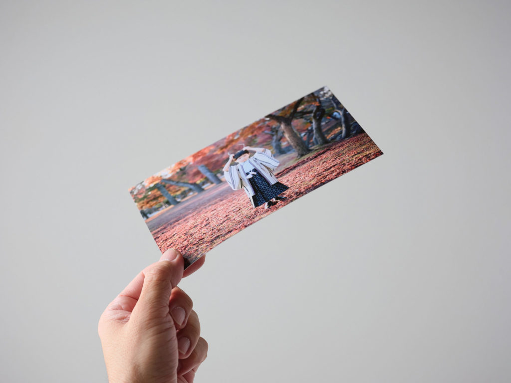 厚手プリントを手で持ったカット、用紙の厚みと仕上がりのイメージ