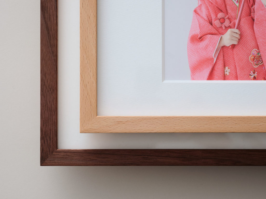 ウォールナットとビーチ、2種のフォトフレームを重ねて並べた素材比較