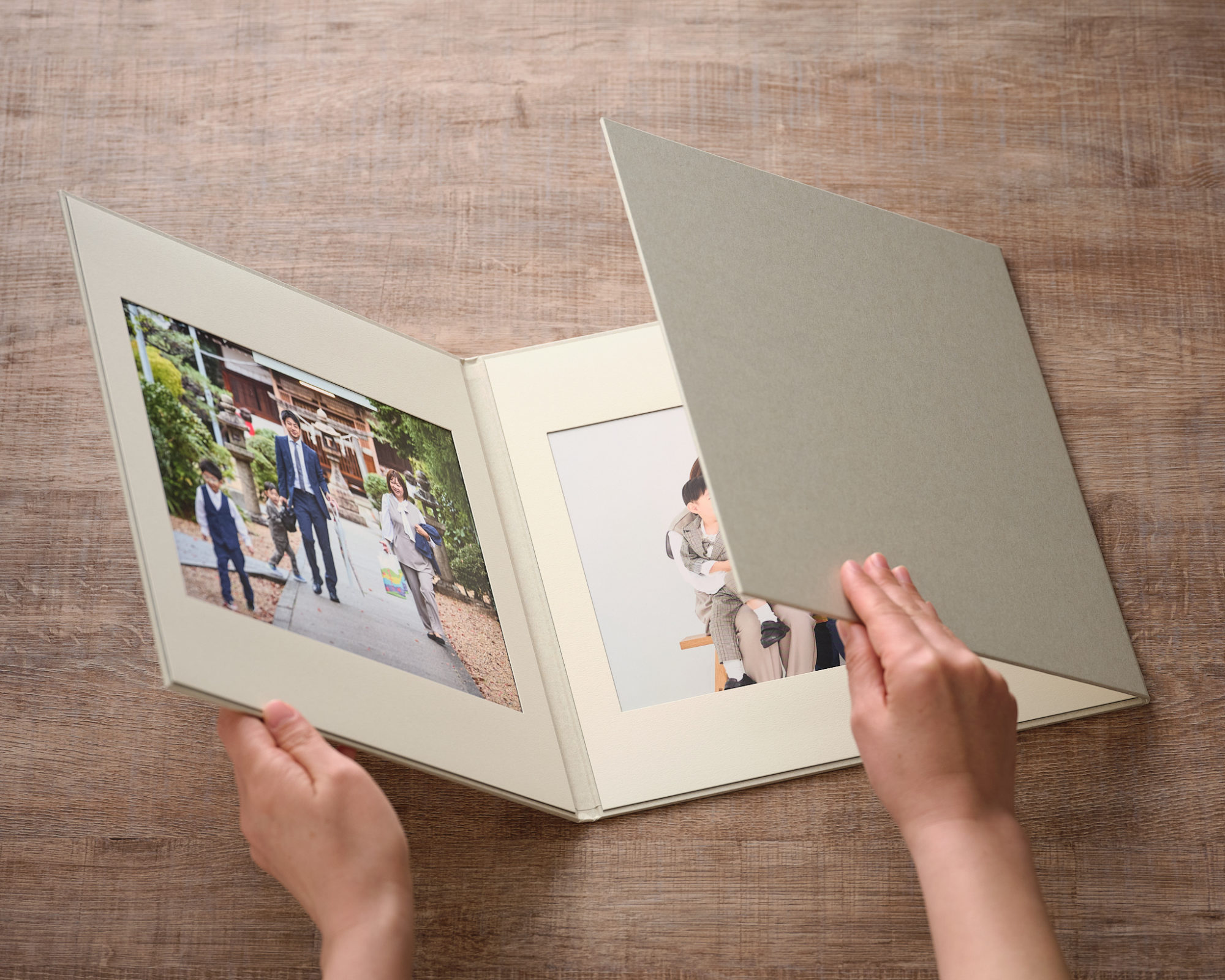 フォトパネルを手で開いているイメージ