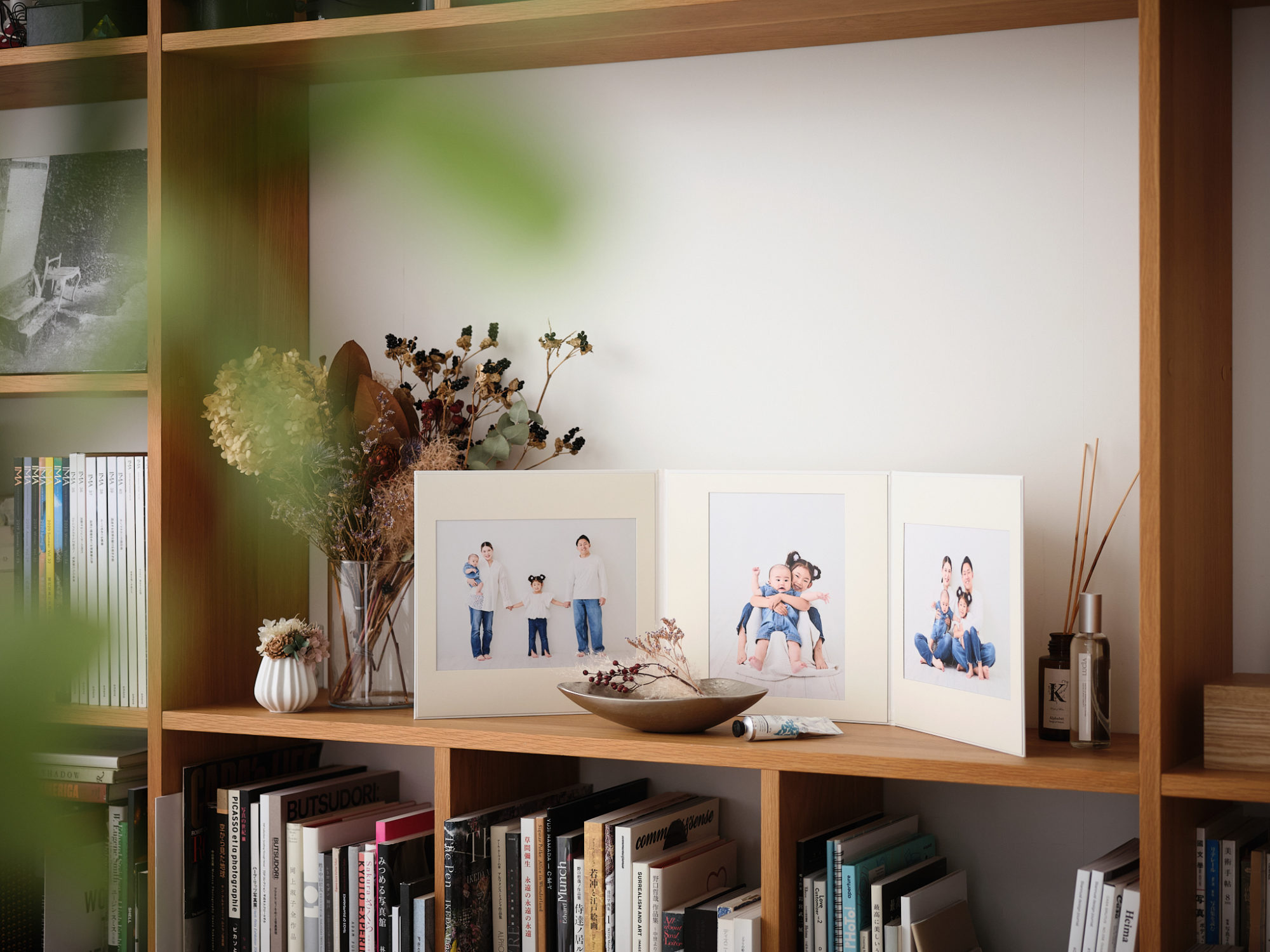 フォトパネルを棚に飾ったイメージ